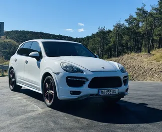 Silnik Benzyna 4,8 l – Wynajmij Porsche Cayenne w Tbilisi.