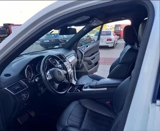 Wnętrze Mercedes-Benz GL-Class do wynajęcia w Gruzji. Doskonały samochód 7-osobowy. ✓ Skrzynia Automatyczna.