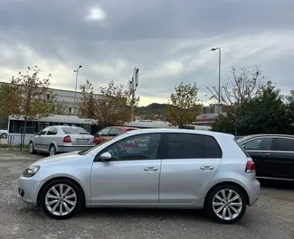 Wynajmij Volkswagen Golf 6 2013 w Albanii. Paliwo: Diesel. Moc: 160 KM ➤ Koszt od 33 EUR za dobę.