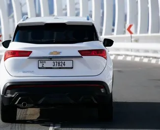 Wynajmij Chevrolet Captiva 2023 w ZEA. Paliwo: Benzyna. Moc: 160 KM ➤ Koszt od 170 AED za dobę.