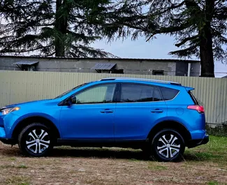 Wnętrze Toyota Rav4 do wynajęcia w Gruzji. Doskonały samochód 5-osobowy. ✓ Skrzynia Automatyczna.