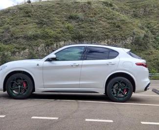 Wnętrze Alfa Romeo Stelvio Quadrifoglio do wynajęcia w Gruzji. Doskonały samochód 5-osobowy. ✓ Skrzynia Automatyczna.