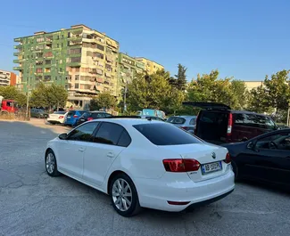 Wynajmij Volkswagen Jetta 2015 w Albanii. Paliwo: Diesel. Moc: 140 KM ➤ Koszt od 33 EUR za dobę.