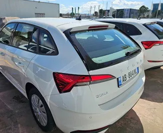 Wynajmij Skoda Scala 2024 w Albanii. Paliwo: Benzyna. Moc:  KM ➤ Koszt od 25 EUR za dobę.