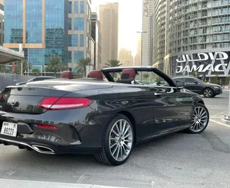 Mercedes-Benz C200 Cabrio 2022 do wynajęcia w Dubaju. Limit przebiegu 200 km/dzień.