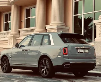 Wynajmij Rolls-Royce Cullinan 2023 w ZEA. Paliwo: Benzyna. Moc: 563 KM ➤ Koszt od 3500 AED za dobę.