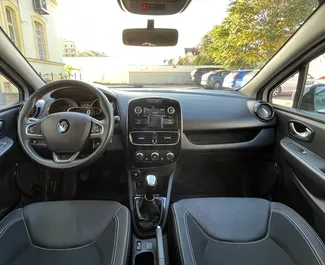 Wynajmij Renault Clio 5 2018 in Czechia. Paliwo: Diesel. Moc: 75 KM ➤ Koszt od 34 EUR za dobę.