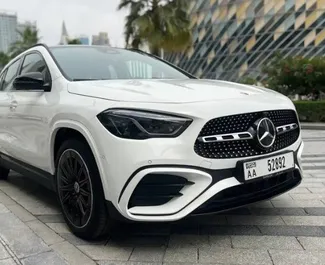 Wnętrze Mercedes-Benz GLA220 do wynajęcia w ZEA. Doskonały samochód 5-osobowy. ✓ Skrzynia Automatyczna.