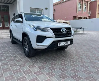 Toyota Fortuner – samochód kategorii Komfort, SUV na wynajem w ZEA ✓ Depozyt 500 AED ✓ Ubezpieczenie: OC, SCDW, Od Kradzieży.