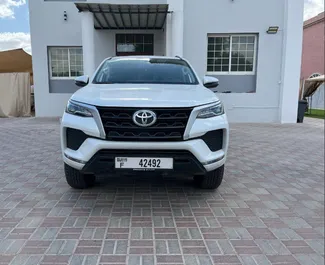 Wynajmij Toyota Fortuner 2024 w ZEA. Paliwo: Benzyna. Moc: 166 KM ➤ Koszt od 235 AED za dobę.