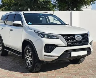 Wynajmij Toyota Fortuner 2024 w ZEA. Paliwo: Benzyna. Moc: 166 KM ➤ Koszt od 235 AED za dobę.