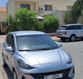 Wynajmij Hyundai i10 2024 w ZEA. Paliwo: Benzyna. Moc: 74 KM ➤ Koszt od 95 AED za dobę.