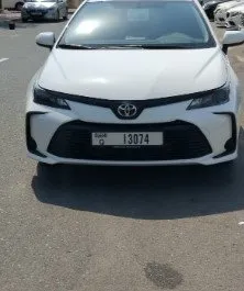 Wynajmij Toyota Corolla Sedan 2024 w ZEA. Paliwo: Benzyna. Moc: 169 KM ➤ Koszt od 135 AED za dobę.