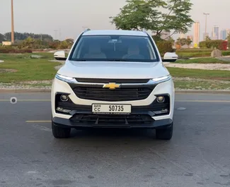 Wynajmij Chevrolet Captiva 2023 w ZEA. Paliwo: Benzyna. Moc: 160 KM ➤ Koszt od 160 AED za dobę.