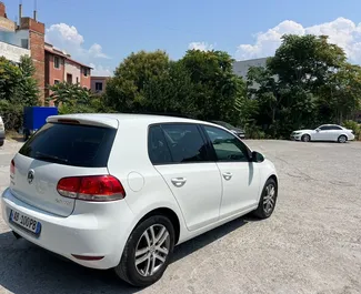 Volkswagen Golf 6 2013 do wynajęcia w Tiranie. Limit przebiegu nieograniczony.