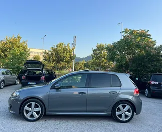 Wynajmij Volkswagen Golf 5 2013 w Albanii. Paliwo: Diesel. Moc: 160 KM ➤ Koszt od 30 EUR za dobę.