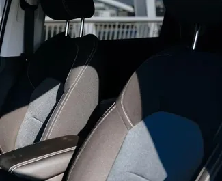 Chevrolet Captiva 2023 do wynajęcia w Dubaju. Limit przebiegu nieograniczony.