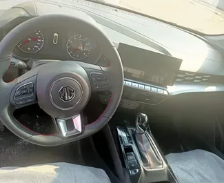 Wnętrze MG 5/GT do wynajęcia w ZEA. Doskonały samochód 5-osobowy. ✓ Skrzynia Automatyczna.