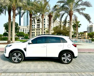 Wnętrze Mitsubishi ASX do wynajęcia w ZEA. Doskonały samochód 5-osobowy. ✓ Skrzynia Automatyczna.