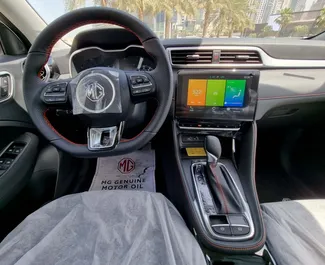 Wnętrze MG ZS do wynajęcia w ZEA. Doskonały samochód 5-osobowy. ✓ Skrzynia Automatyczna.