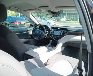 Wynajmij Toyota Camry 2021 w Azerbejdżanie. Paliwo: Benzyna. Moc: 200 KM ➤ Koszt od 100 AZN za dobę.