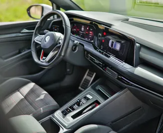 Wynajmij Volkswagen Golf 8 2023 w Czarnogórze. Paliwo: Benzyna. Moc: 270 KM ➤ Koszt od 79 EUR za dobę.