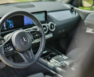 Wnętrze Mercedes-Benz B-Class do wynajęcia w Czarnogórze. Doskonały samochód 5-osobowy. ✓ Skrzynia Automatyczna.