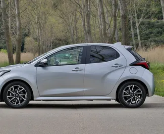 Wynajmij Toyota Yaris 2023 w Czarnogórze. Paliwo: Benzyna. Moc: 120 KM ➤ Koszt od 40 EUR za dobę.