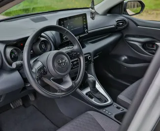Toyota Yaris – samochód kategorii Ekonomiczny, Komfort na wynajem w Czarnogórze ✓ Depozyt 250 EUR ✓ Ubezpieczenie: OC, Pasażerowie, Zagranica.