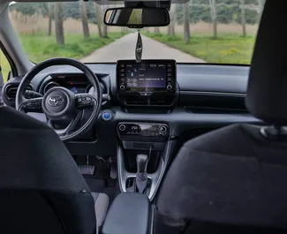 Toyota Yaris 2023 do wynajęcia w Becici. Limit przebiegu nieograniczony.