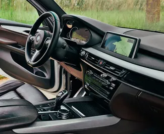 Wnętrze BMW X5 do wynajęcia w Czarnogórze. Doskonały samochód 5-osobowy. ✓ Skrzynia Automatyczna.