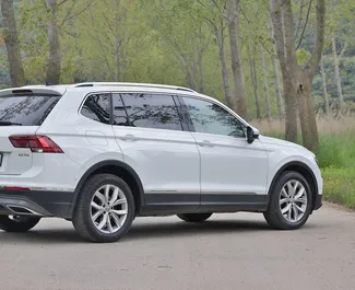Wnętrze Volkswagen Tiguan do wynajęcia w Czarnogórze. Doskonały samochód 7-osobowy. ✓ Skrzynia Automatyczna.