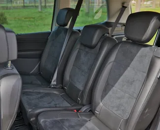 Wnętrze Volkswagen Sharan do wynajęcia w Czarnogórze. Doskonały samochód 7-osobowy. ✓ Skrzynia Automatyczna.
