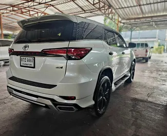 Wynajem samochodu Toyota Fortuner nr 11924 (Automatyczna) na lotnisku Don Mueang w Bangkoku, z silnikiem 2,8l. Diesel ➤ Bezpośrednio od Terdsak w Tajlandii.