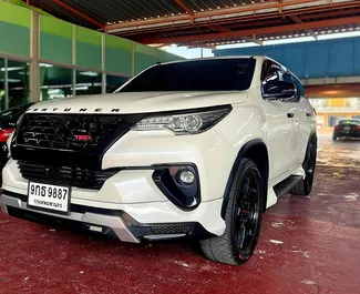 Toyota Fortuner – samochód kategorii Komfort, SUV na wynajem w Tajlandii ✓ Depozyt 5000 THB ✓ Ubezpieczenie: OC.