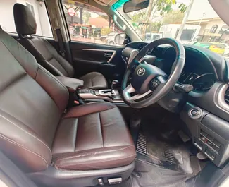 Toyota Fortuner 2019 do wynajęcia na lotnisku Don Mueang w Bangkoku. Limit przebiegu nieograniczony.