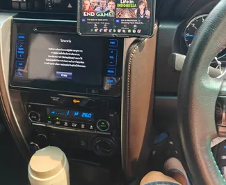 Wnętrze Toyota Fortuner do wynajęcia w Tajlandii. Doskonały samochód 7-osobowy. ✓ Skrzynia Automatyczna.