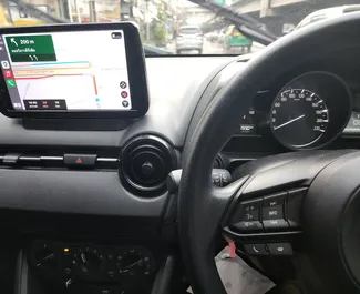 Wynajmij Mazda 2 2021 w Tajlandii. Paliwo: Benzyna. Moc:  KM ➤ Koszt od 950 THB za dobę.