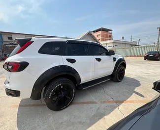 Ford Everest 2017 do wynajęcia na lotnisku Suvarnabhumi w Bangkoku. Limit przebiegu nieograniczony.