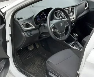Hyundai Accent – samochód kategorii Ekonomiczny na wynajem w Azerbejdżanie ✓ Depozyt 300 AZN ✓ Ubezpieczenie: OC, CDW, SCDW, FDW, Pasażerowie, Od Kradzieży, Młody, Bez Depozytu.