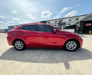 Wnętrze Mazda 2 do wynajęcia w Tajlandii. Doskonały samochód 5-osobowy. ✓ Skrzynia Automatyczna.