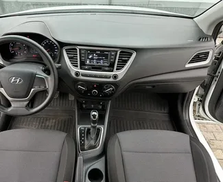 Silnik Benzyna 1,6 l – Wynajmij Hyundai Accent w Baku.