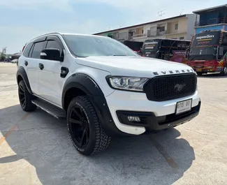 Wnętrze Ford Everest do wynajęcia w Tajlandii. Doskonały samochód 7-osobowy. ✓ Skrzynia Automatyczna.