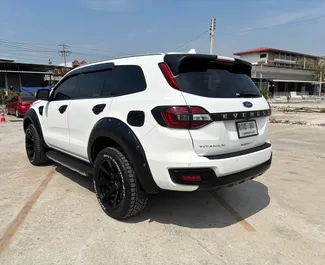 Wynajmij Ford Everest 2017 w Tajlandii. Paliwo: Diesel. Moc: 160 KM ➤ Koszt od 2300 THB za dobę.