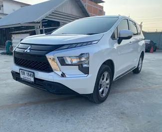 Wynajmij Mitsubishi Xpander 2023 w Tajlandii. Paliwo: Benzyna. Moc:  KM ➤ Koszt od 1400 THB za dobę.