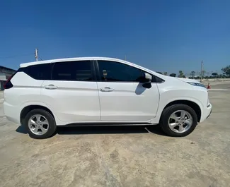 Wnętrze Mitsubishi Xpander do wynajęcia w Tajlandii. Doskonały samochód 7-osobowy. ✓ Skrzynia Automatyczna.