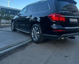 Wynajmij Mercedes-Benz GL450 2014 w Gruzji. Paliwo: Benzyna. Moc: 362 KM ➤ Koszt od 235 GEL za dobę.