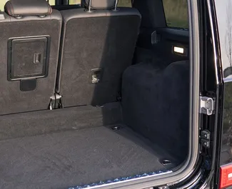 Wnętrze Mercedes-Benz G500 do wynajęcia w Czarnogórze. Doskonały samochód 5-osobowy. ✓ Skrzynia Automatyczna.