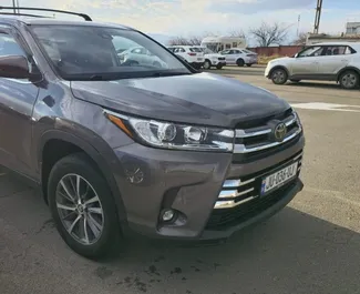 Wynajmij Toyota Highlander 2019 w Gruzji. Paliwo: Hybryda. Moc: 280 KM ➤ Koszt od 160 GEL za dobę.