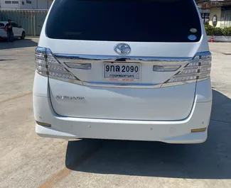 Wynajmij Toyota Alphard 2016 w Tajlandii. Paliwo: Benzyna. Moc:  KM ➤ Koszt od 4000 THB za dobę.